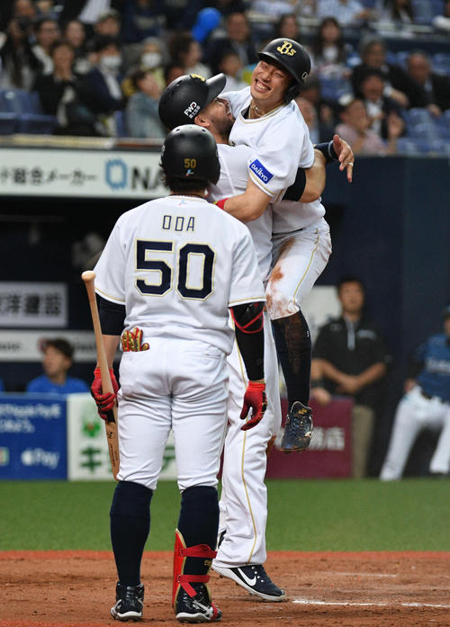 オリックス対日本ハム 12回裏オリックス2死満塁、生還した安達(右)はロメロと喜び合う(撮影・渦原淳)