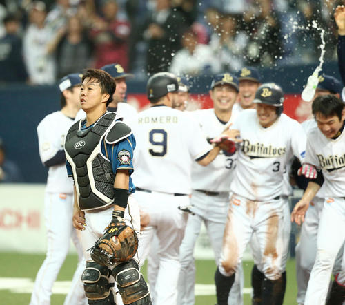 オリックス対日本ハム 12回裏オリックス2死満塁、日本ハム鶴岡(左手前)の悪送球で生還し喜ぶ安達(右奥)(撮影・佐藤翔太)