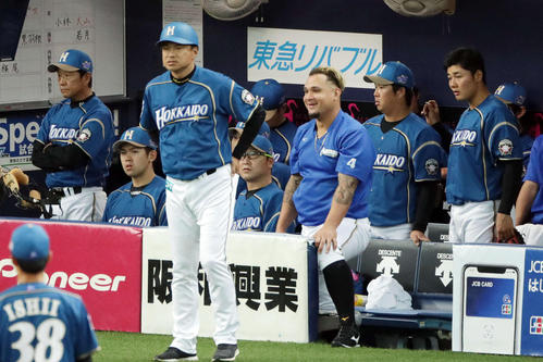 オリックス対日本ハム 12回裏、オリックスにサヨナラ負けしぼうぜんとする栗山監督(左端)ら日本ハムナイン。右端は清宮(撮影・前田充)