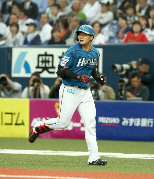 オリックス対日本ハム 6回表日本ハム1死、一ゴロに終わり、ベンチに戻る清宮(撮影・佐藤翔太)