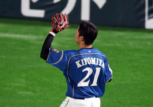 ソフトバンク対日本ハム 5回裏ソフトバンク1死一、三塁、柳田悠岐の打球を本塁へ好送球する清宮幸太郎(撮影・栗木一考)