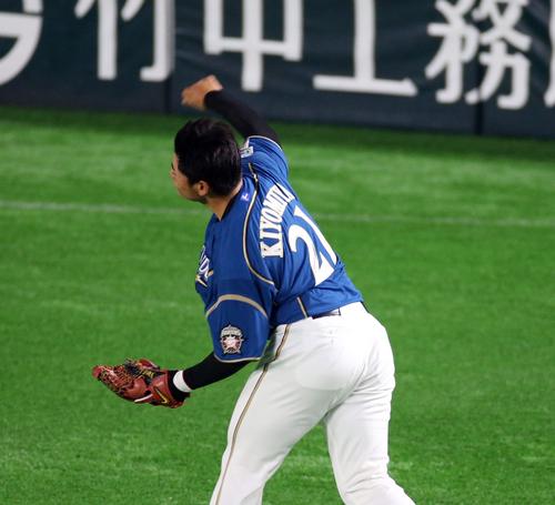 ソフトバンク対日本ハム 5回裏ソフトバンク1死一、三塁、柳田悠岐の打球を本塁へ好送球する清宮幸太郎(撮影・栗木一考)