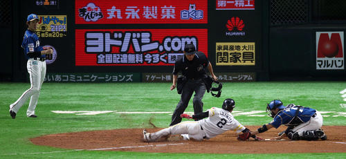 ソフトバンク対日本ハム 5回裏ソフトバンク1死一、三塁、今宮健太は柳田悠岐の左飛で本塁を狙うもタッチアウト。捕手清水優心(撮影・栗木一考)