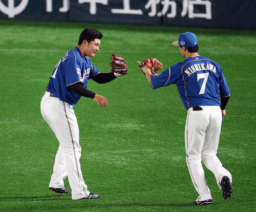 ソフトバンク対日本ハム 5回、好守を見せた清宮幸太郎は西川遥輝(右)とタッチ(撮影・栗木一考)