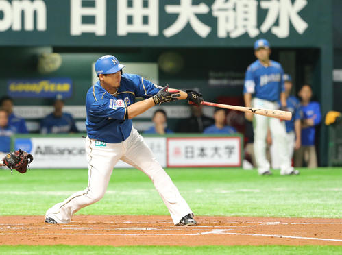 ソフトバンク対日本ハム 1回表日本ハム2死一塁、中田翔は左越えに先制2点本塁打を放つ(撮影・梅根麻紀)