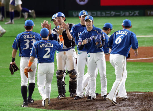 ソフトバンク対日本ハム 今季初勝利を飾りナインとハイタッチする玉井大翔(右から3人目)(撮影・栗木一考)