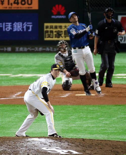 ソフトバンク対日本ハム 11回表日本ハム1死、レアードに勝ち越しソロ本塁打を浴びる田中(撮影・栗木一考)