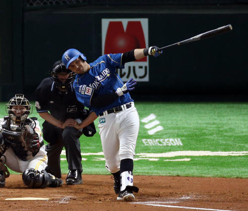 ソフトバンク対日本ハム 11回表日本ハム1死、ブランドン・J・レアードは左中間へ勝ち越しソロ本塁打を放つ(撮影・栗木一考)