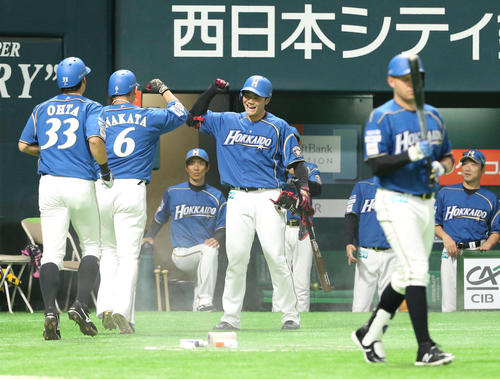 ソフトバンク対日本ハム 1回表日本ハム2死一塁、左越えに先制2点本塁打を放った中田(左から2人目)を笑顔で迎える清宮(中央)(撮影・梅根麻紀)