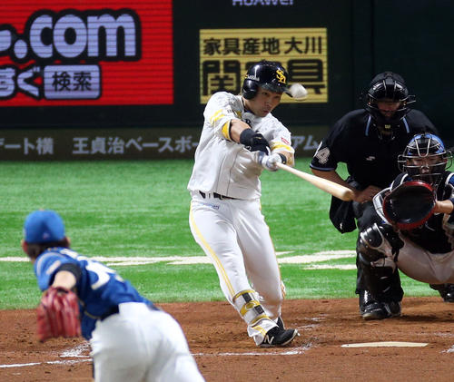 ソフトバンク対日本ハム 3回裏ソフトバンク1死一塁、中村晃は右越えに同点2点本塁打を放つ。投手高梨裕稔(撮影・栗木一考)