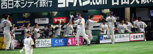 ソフトバンク対日本ハム 3回裏ソフトバンク1死一塁、中村晃は右越えに同点2点本塁打を放ちベンチ前でナインの出迎えを受ける(撮影・栗木一考)