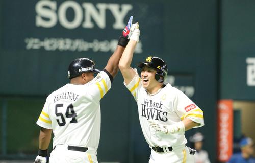 ソフトバンク対日本ハム 4回裏ソフトバンク無死、内川聖一は勝ち越し本塁打を放ち大喜び(撮影・梅根麻紀)