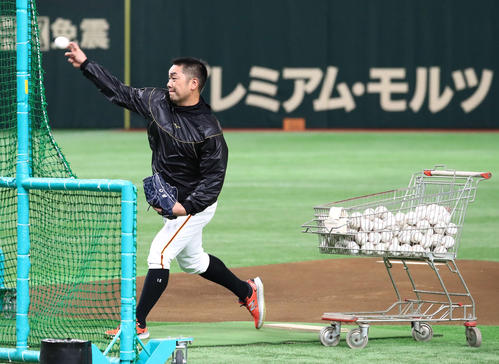 巨人対中日　試合前、打撃投手を務める巨人阿部（撮影・江口和貴）