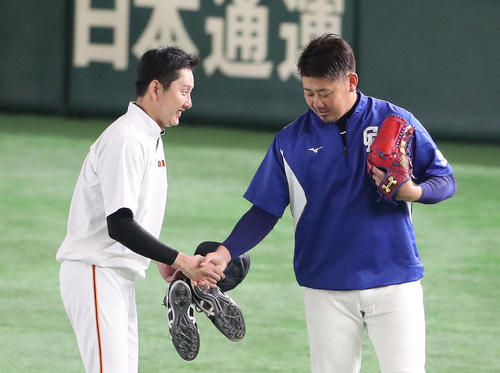 握手する巨人野上（左）と中日松坂（撮影・林敏行）