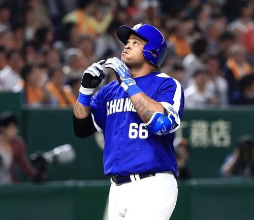 巨人対中日　６回表中日１死、ソロ本塁打を放ち生還するビシエド（撮影・江口和貴）