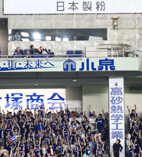 巨人対中日　６回表中日１死、ソロ本塁打を放ったビシエドの打球が左翼の看板に直撃（撮影・江口和貴）