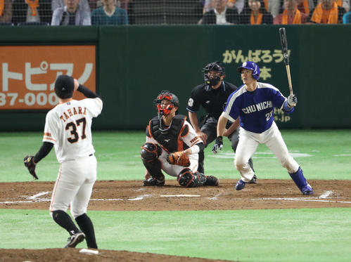 巨人対中日　８回表中日２死二塁、大野奨は右前適時打を放つ（撮影・林敏行）
