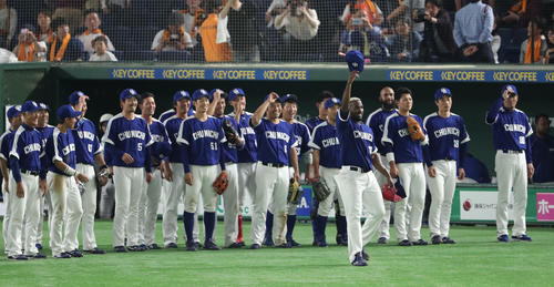 巨人対中日　完封勝利を収め、ファンの声援に応える中日ガルシア（右から５人目）。右端は森監督（撮影・林敏行）