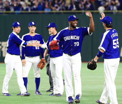 巨人対中日　完封勝利を挙げウイニングボールを手に中日福田（右端）とタッチをかわすガルシア（撮影・江口和貴）