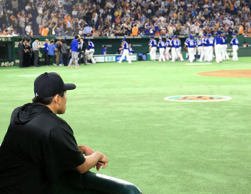 巨人対中日　試合後、ベンチからぼうぜんとグラウンドを見つめる巨人先発の田口（撮影・江口和貴）