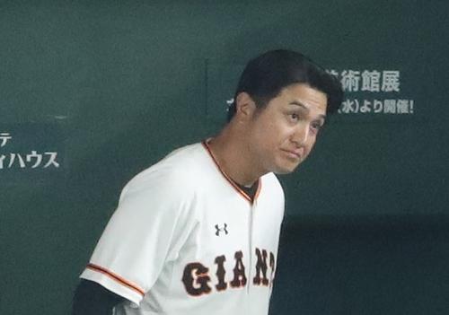 巨人対中日　完封負けを喫し、力なく引き揚げる巨人高橋監督（撮影・林敏行）