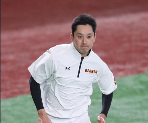 ダッシュする巨人野上（撮影・林敏行）