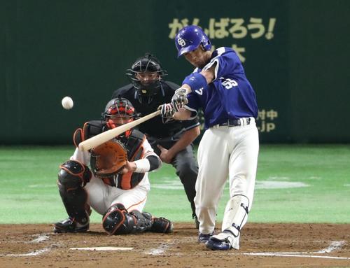 巨人対中日　４回表中日１死、福田は先制の中越え本塁打を放つ（撮影・林敏行）