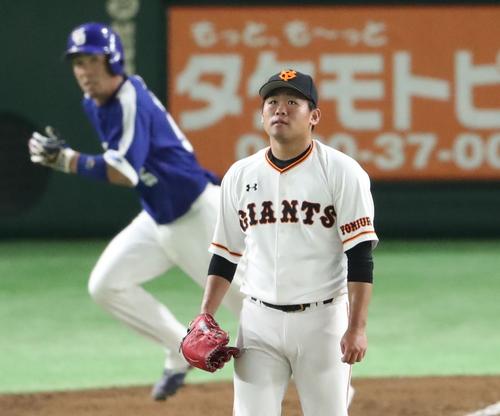巨人対中日　４回表中日１死、福田に先制の中越え本塁打を許した田口（撮影・林敏行）