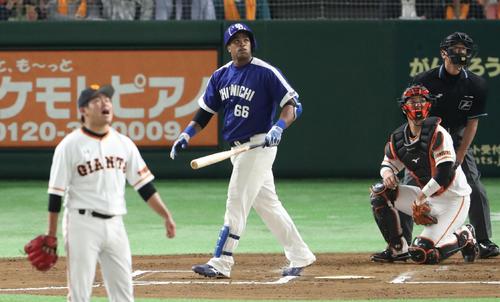 巨人対中日　６回表中日１死、ビシエドは左越え本塁打を放つ（撮影・林敏行）