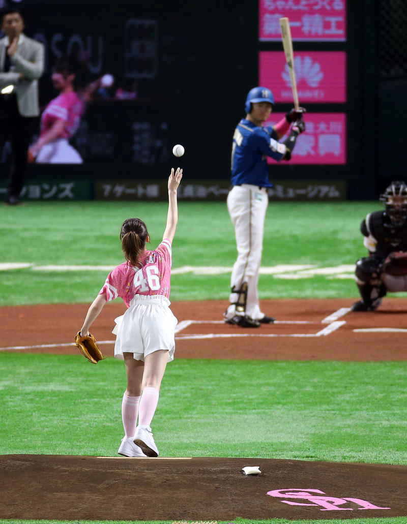 乃木坂衛藤美彩「約束守った」ノーバウンド始球式 - プロ野球 : 日刊