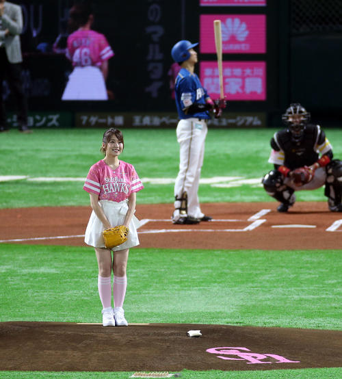 ソフトバンク対日本ハム 始球式を行う乃木坂46の衛藤美彩はスタンドにあいさつする(撮影・栗木一考)