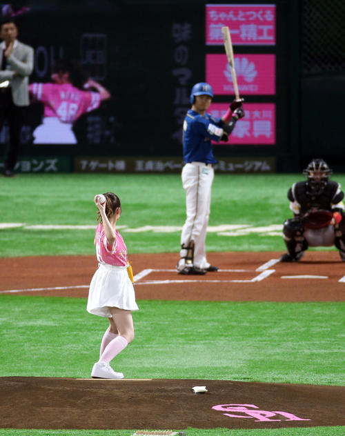 ソフトバンク対日本ハム 始球式をする乃木坂46の衛藤美彩(撮影・栗木一考)