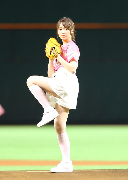 始球式で見事な投球を披露した乃木坂46衛藤美彩(撮影・梅根麻紀)