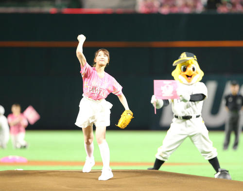 始球式で見事な投球を披露した乃木坂46衛藤美彩(撮影・梅根麻紀)