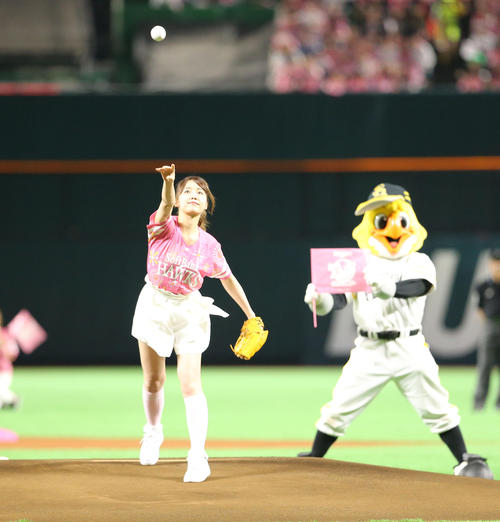 始球式で見事な投球を披露した乃木坂46衛藤美彩(撮影・梅根麻紀)