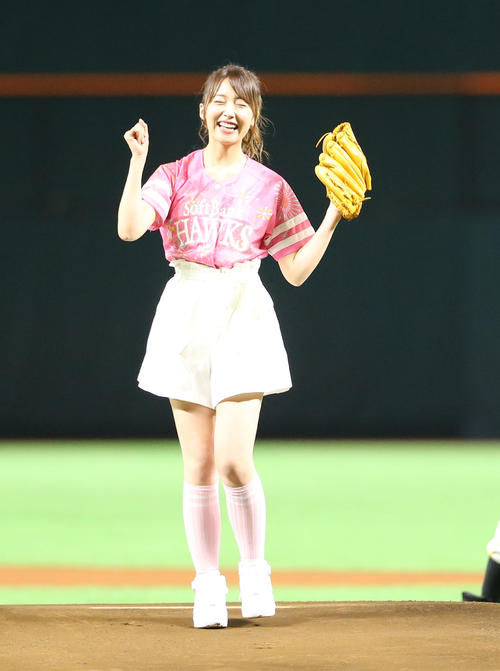 始球式で見事な投球を披露した乃木坂46衛藤美彩(撮影・梅根麻紀)