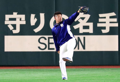 巨人対中日　試合前、キャッチボールをする中日先発の松坂（撮影・江口和貴）