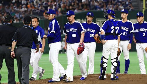 巨人対中日　３回裏途中、治療のためベンチに引き揚げる中日先発の松坂（中央）（撮影・江口和貴）