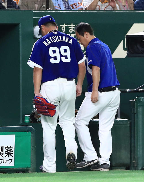 巨人対中日　３回裏途中、治療のためベンチに引き揚げる中日先発の松坂（左）（撮影・江口和貴）