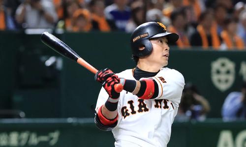 巨人対中日　３回裏巨人１死満塁、２点適時二塁打を放つ亀井（撮影・江口和貴）