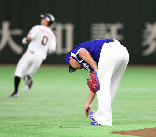 巨人対中日　３回裏巨人１死、吉川尚輝（後方）を左飛に打ち取り、右足を気にする松坂（撮影・ たえ 見朱実）