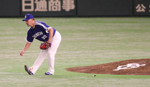 巨人対中日　３回裏、右足をストレッチする中日松坂（撮影・野上伸悟）