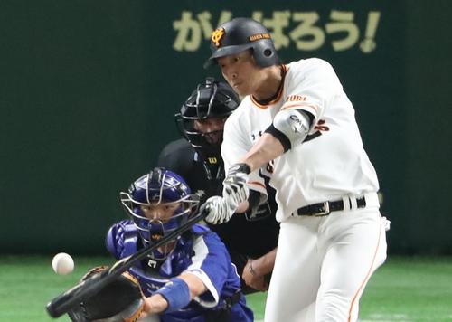 巨人対中日　３回裏巨人１死二、三塁、長野は中前適時打を放つ（撮影・林敏行）