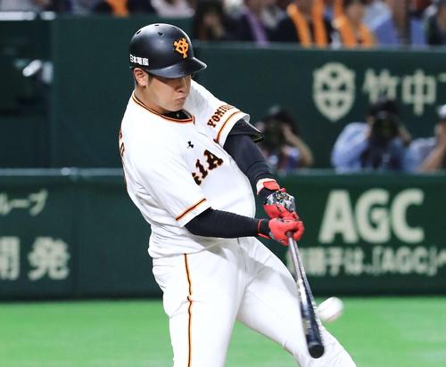 巨人対中日　４回裏巨人２死一、二塁、右越え３点本塁打を放つ岡本（撮影・江口和貴）