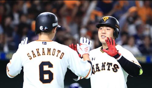 巨人対中日　４回裏巨人２死一、二塁、３点本塁打を放ち坂本勇（左）とタッチをかわす岡本（撮影・江口和貴）