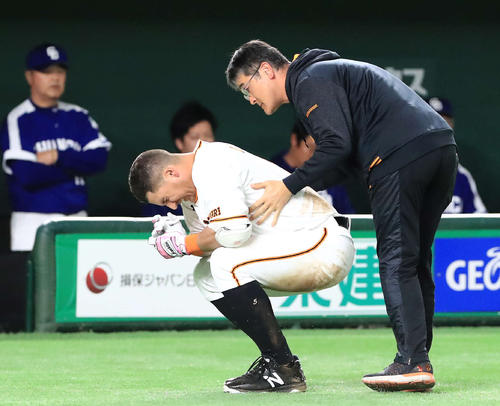巨人対中日　４回裏巨人１死一塁、死球を受けしゃがみ込むゲレーロ（左）（撮影・江口和貴）
