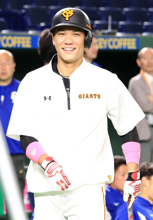 巨人対中日　試合前、ピンク色のリストバントを着け練習に臨む巨人坂本勇（撮影・江口和貴）