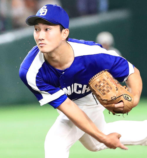 巨人対中日　７回裏巨人２死、亀井の遊飛となった打球の行方を指さす藤嶋（撮影・江口和貴）