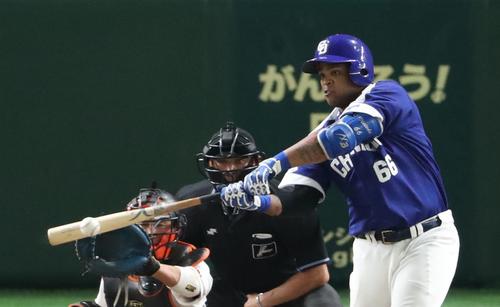 巨人対中日　９回表中日無死二塁、ビシエドは中前適時打を放つ（撮影・林敏行）