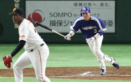 巨人対中日　９回表中日１死二、三塁、高橋は右前適時打を放つ（撮影・林敏行）
